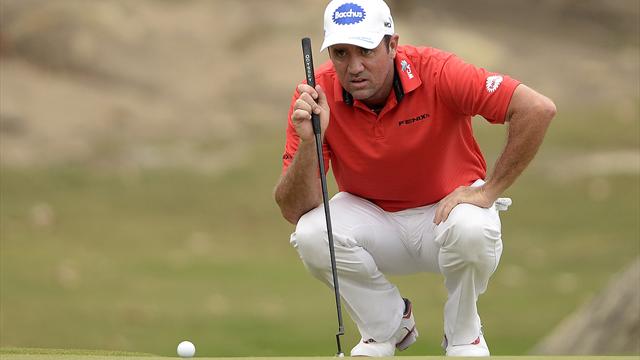 Hend sort des gouttes avec le trophée à Kuala Lumpur