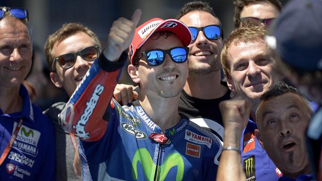 Лоренцо выиграл этап в Испании, Росси в 200-й раз поднялся на подиум