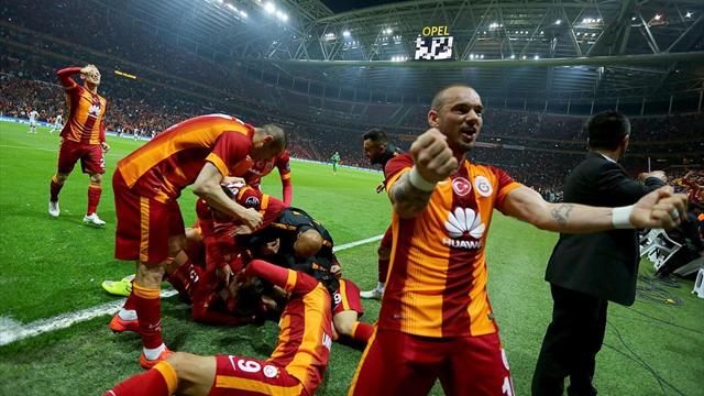 Sneijder şampiyonluğu taraftarlarla kutladı