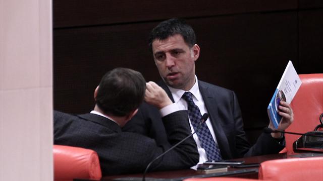 Hakan Şükür: Türk futbolu siyasetin gölgesinde