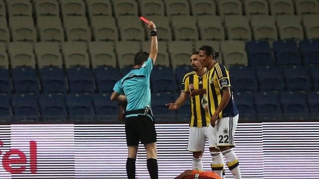 Fenerbahçe tarihinde ilk kez 4 kırmızı kart gördü!