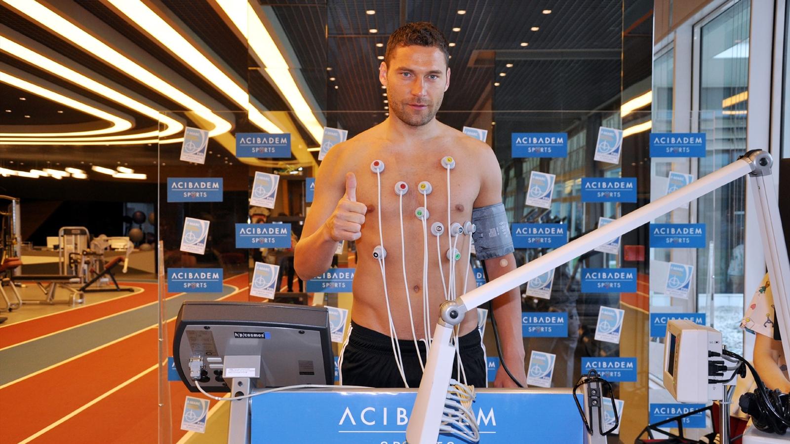 Dusko Tosic Sa l k Kontrol nden Ge ti S per Lig 2014 2015 Futbol 
