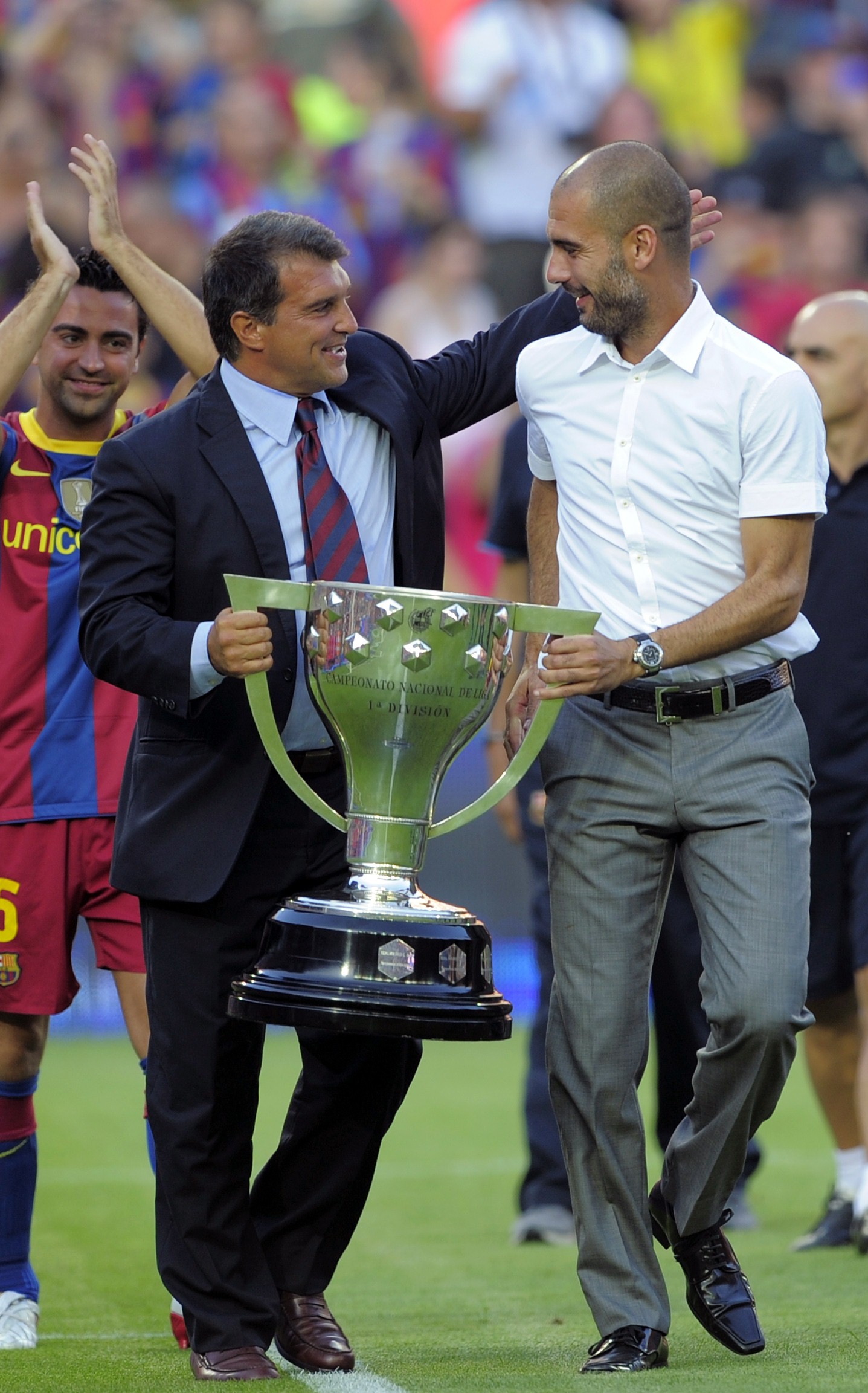 Former Barcelona coach Pep Guardiola (L) and former president Joan Laporta hold the Spanish first division trophy