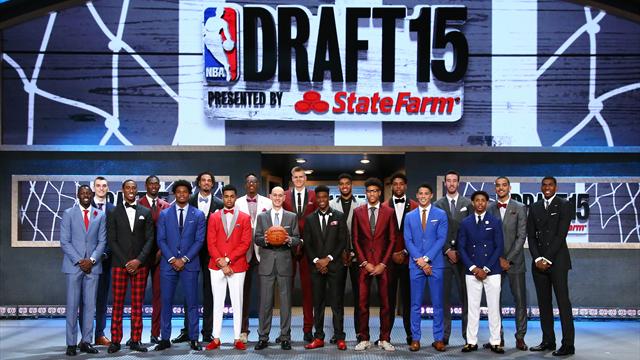 Finge di essere scelto al Draft, fa festa tutta la notte 'a scrocco'