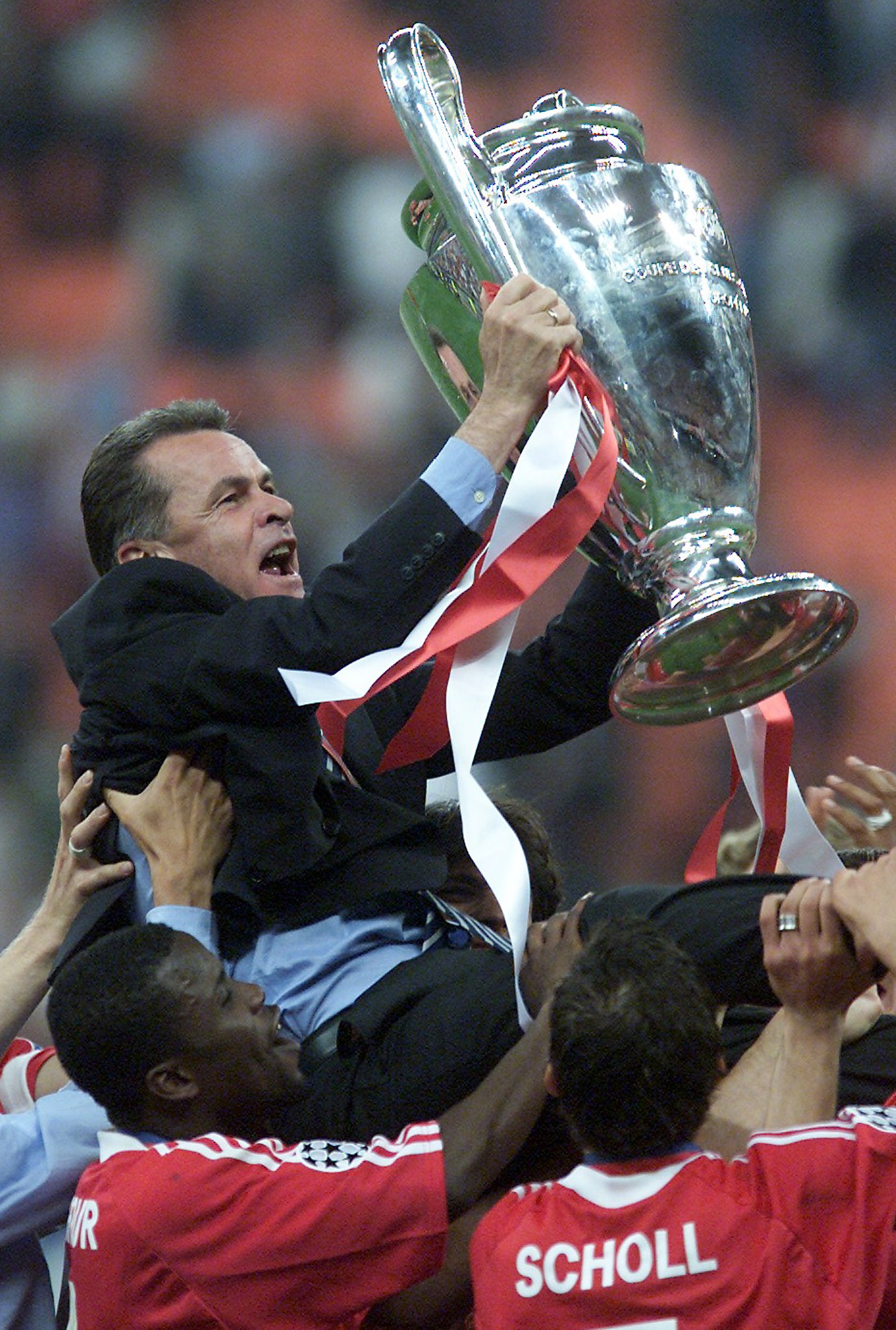 Ottmar Hitzfeld lifts the Championsleague trophy upon the team's arrival at Munich's airport May 24, 2001