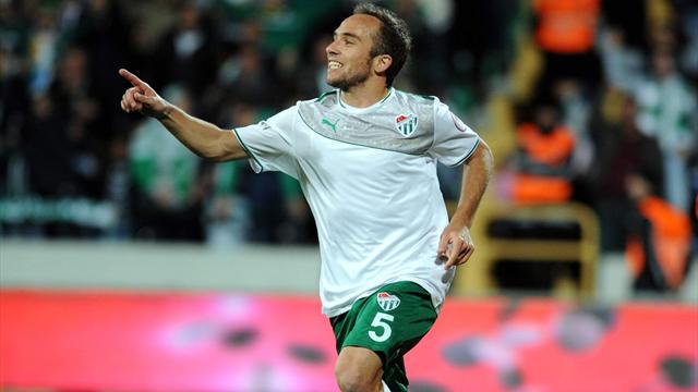 Belluschi'den sürpriz imza