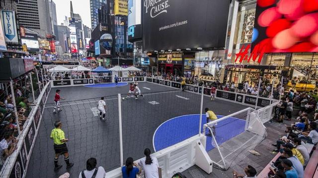 Evsizler için Times Meydanı'nda sokak futbolu turnuvası düzenlendi