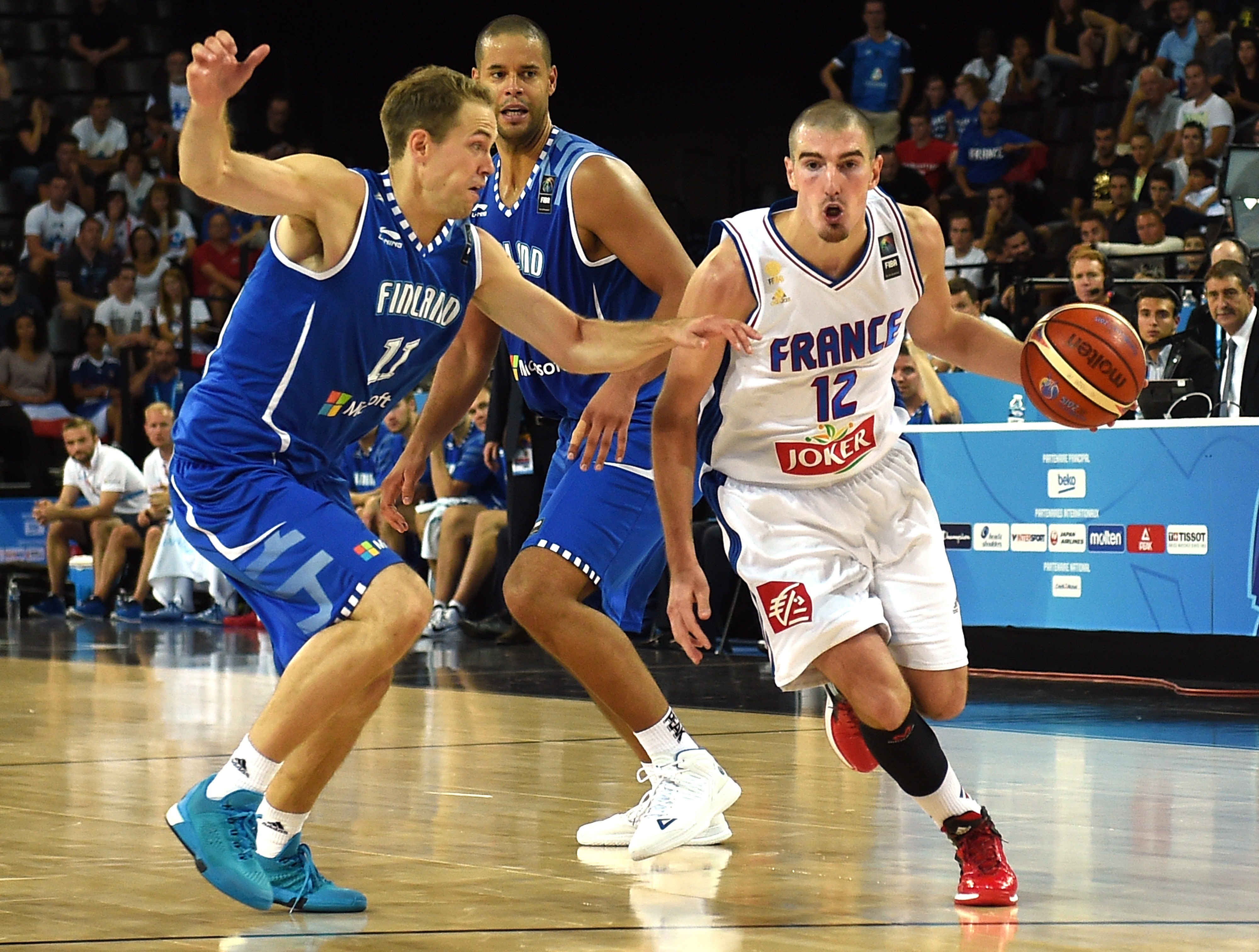 Nando De Colo (à droite), lors de France-Finlande, à l'Eurobasket 2015.