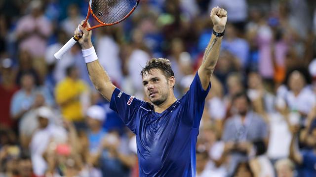 Wawrinka destroys Anderson to reach last four