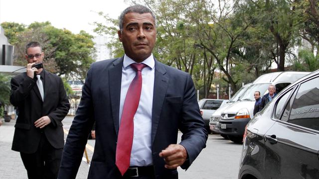 Embargan dos coches de lujo y un yate al exfutbolista Romario por deudas