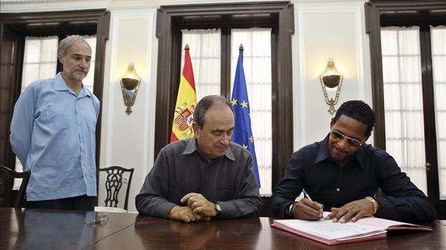 Javier Sotomayor firma la concesión de su nacionalidad española