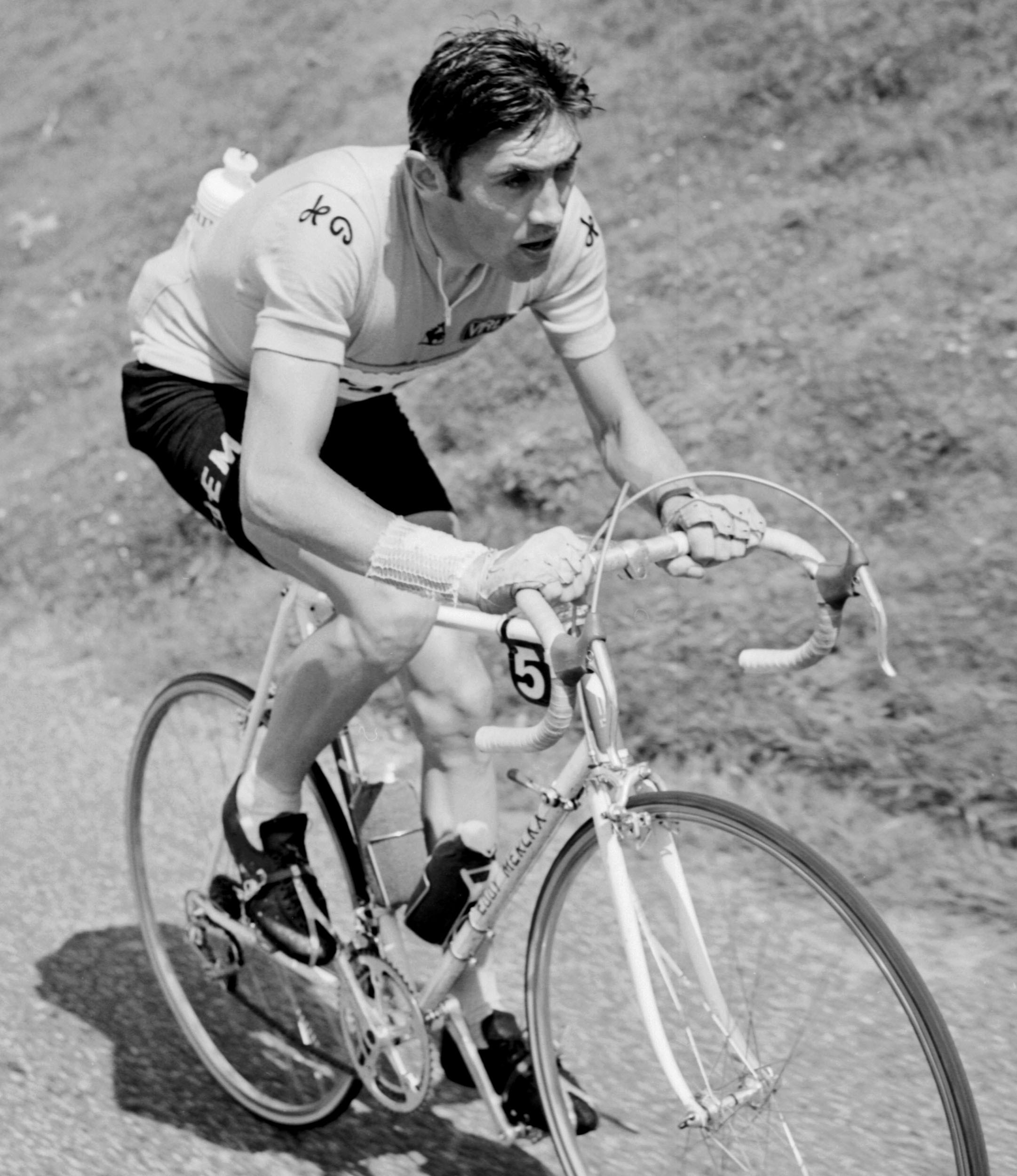 Eddy Merckx dans le col de l'Aubisque sur le Tour de France 1969