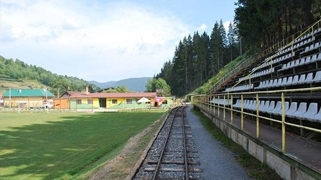 Паровоз прошел через поле во время футбольного матча