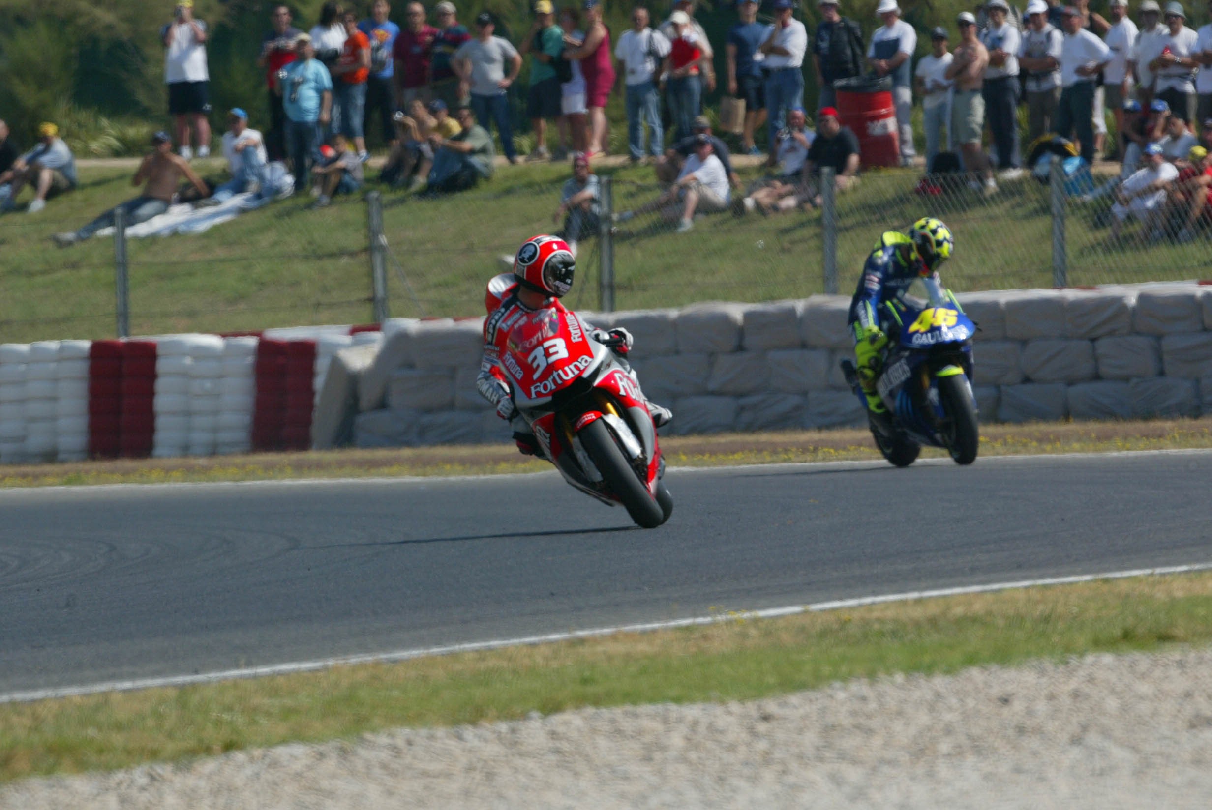 Marco Melandri e Valentino Rossi in lotta in gara nel 2006, LaPresse