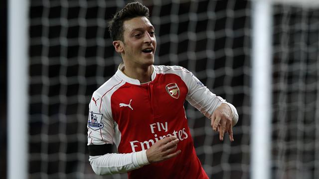 Une passe et un but, Özil propulse Arsenal en tête