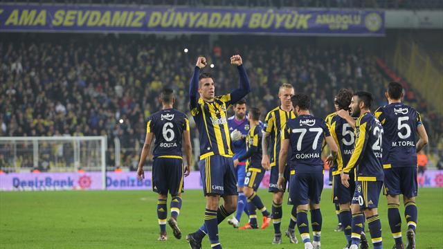Fenerbahçe zirve yarışını bırakmıyor