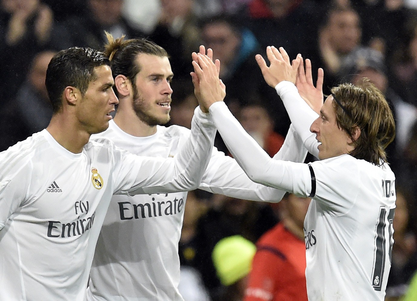 Cristiano Ronaldo und Luka Modric beglückwünschen Gareth Bale