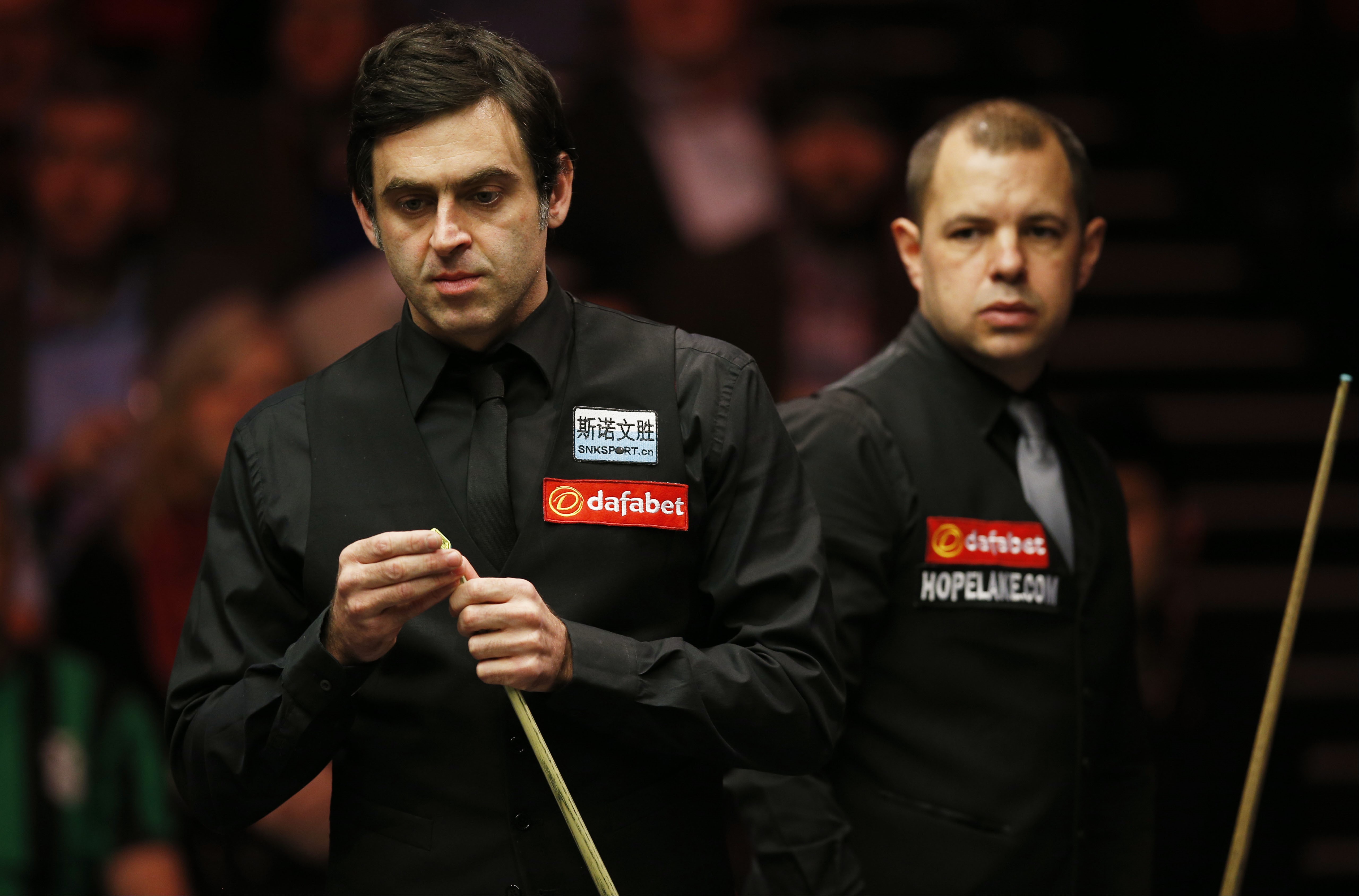 Ronnie O'Sullivan and Barry Hawkins (R) during the final.