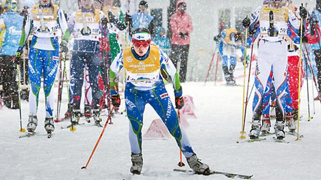 Poursuite sous les chutes de neige au 1er CMU de course d’orientation à ski