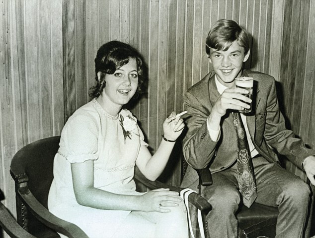 18-02-2011 Diverse plaatsen en data coach Louis van Gaal DVD 184 Ongeveer 1970 Amsterdam, Louis van Gaal (08-08-1951) met een biertje en partner Fernanda Obbes met sigaret Copyright en foto: Foto Leo Vogelzang BV