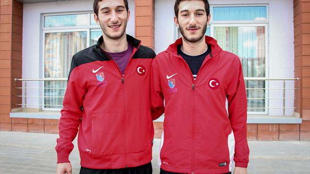 Rakip olmamak için farklı branşlara yönelen ikiz eskrimciler milli takım kampında buluştu