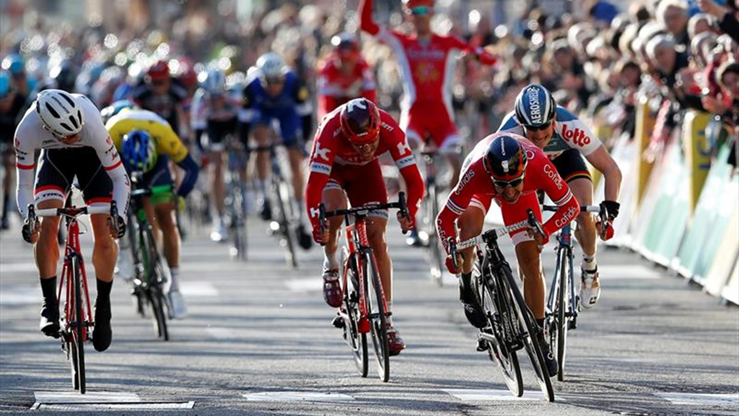 El Franc s Bouhanni Por Fin Se Saca La Espina Matthews Sigue L der De 