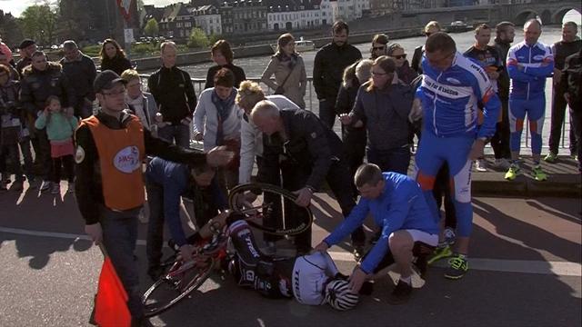 La dolorosa (y absurda) caída de Felline en la Amstel Gold Race La dolorosa (y absurda) caída de Felline en la Amstel Gold Race