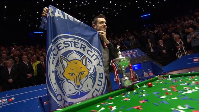 Mark Selby celebra el campeonato del Mundo de Snooker con una bandera del Leicester Mark Selby celebra el campeonato del Mundo de Snooker con una bandera del Leicester