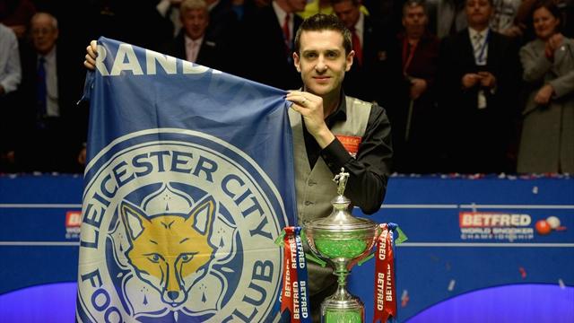 Mark Selby celebró su título de campeón del mundo de snooker con una bandera del Leicester Mark Selby celebró su título de campeón del mundo de snooker con una bandera del Leicester