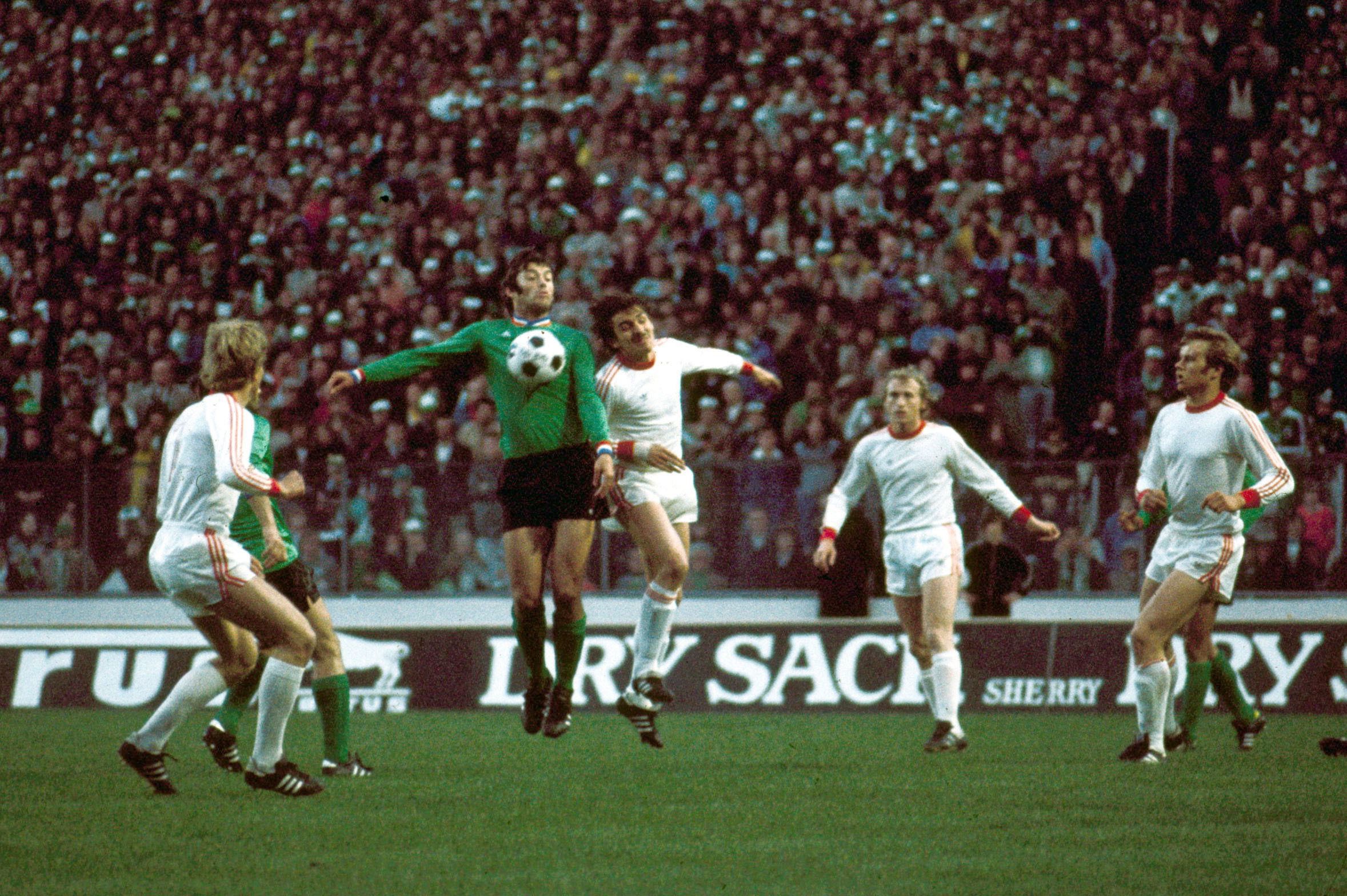 Jacques Santini (Saint-Etienne) au duel lors de la finale de la Coupe des Clubs Champions 1976 face au Bayern Munich