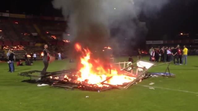 La squadra retrocede e i tifosi per vendetta bruciano lo stadio