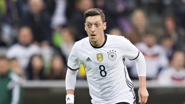 Özil et Gündogan font scandale pour avoir posé avec Erdogan