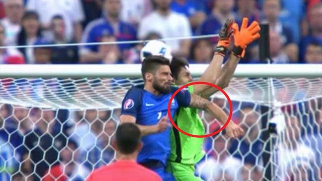 Francia-Romania 2-1, moviola: Giroud gol irregolare, giusto il rigore per la Romania