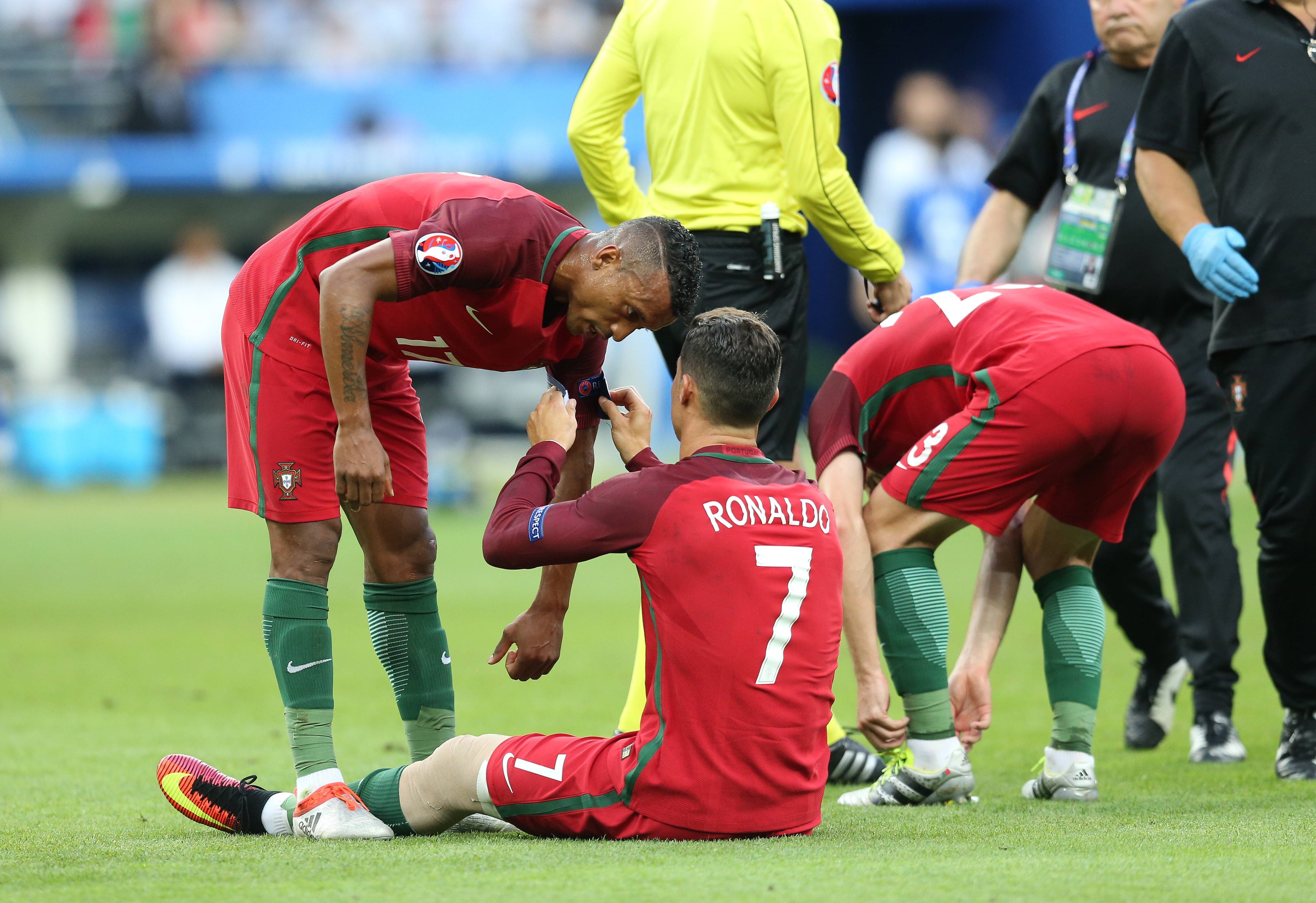 Cristiano Ronaldo donne son brassard à Nani