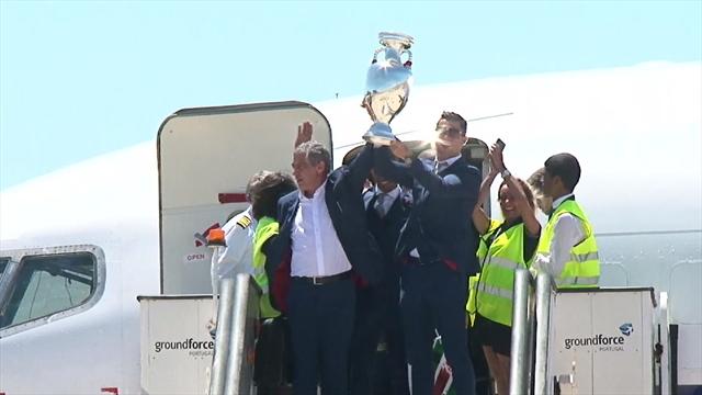 Thousands of fans greet Portugal on return to Lisbon Thousands of fans greet Portugal on return to Lisbon