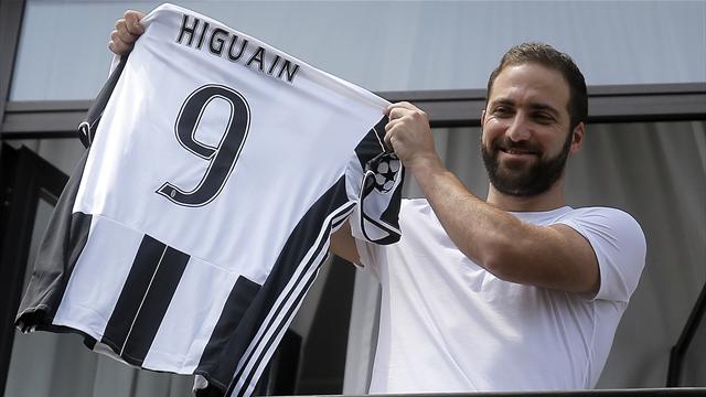 Gonzalo Higuain accueilli comme un héros par les supporters turinois Gonzalo Higuain accueilli comme un héros par les supporters turinois