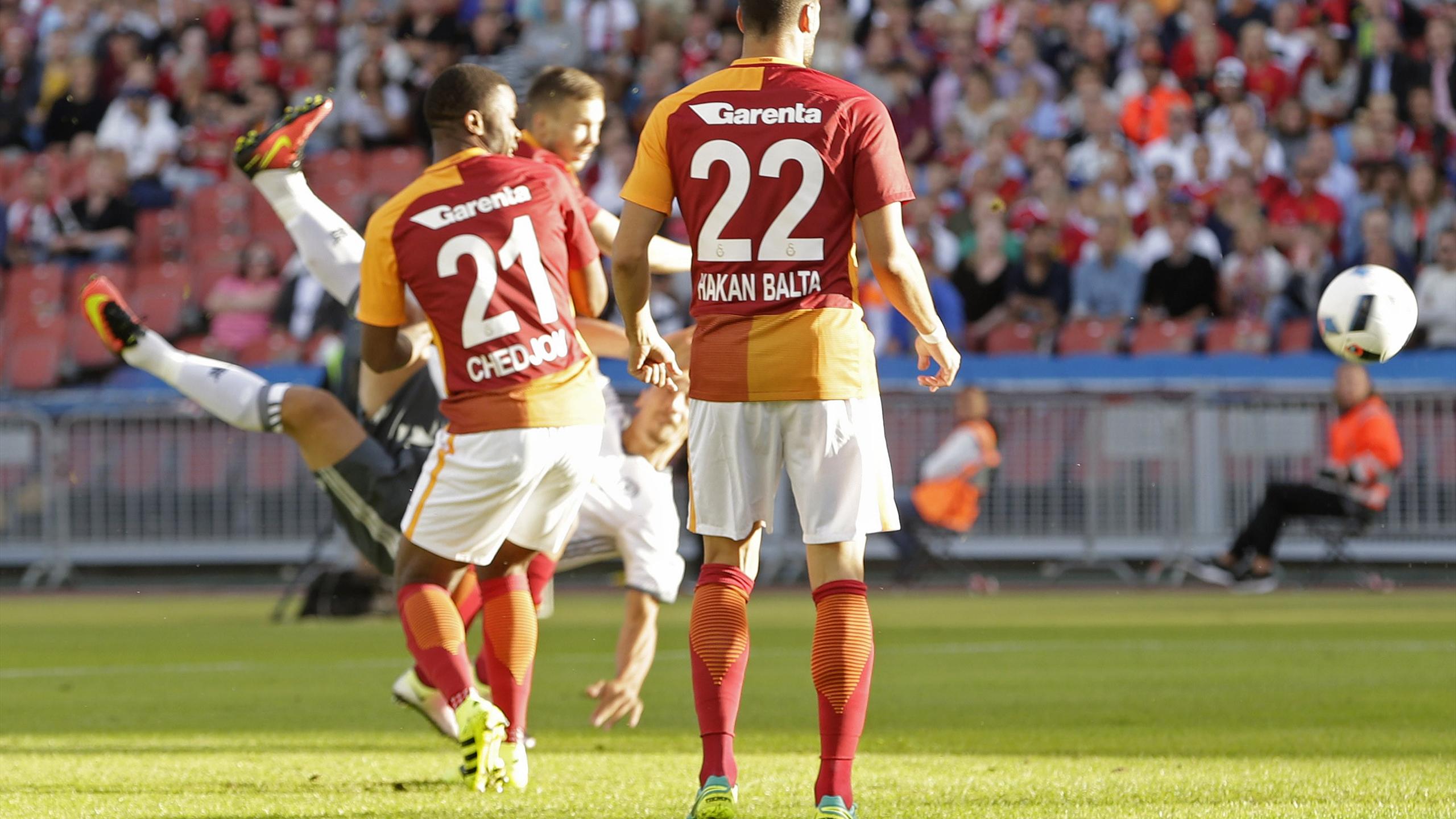 Zlatan Ibrahimovic scores on Manchester United debut with scissor kick