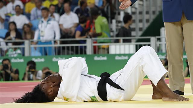 Battus en quarts, les Bleus vont en repêchage