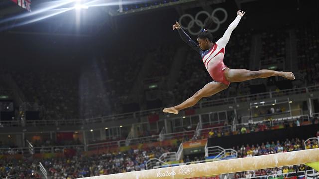 Biles offre un récital au concours général et peut rêver d'un quintuplé historique