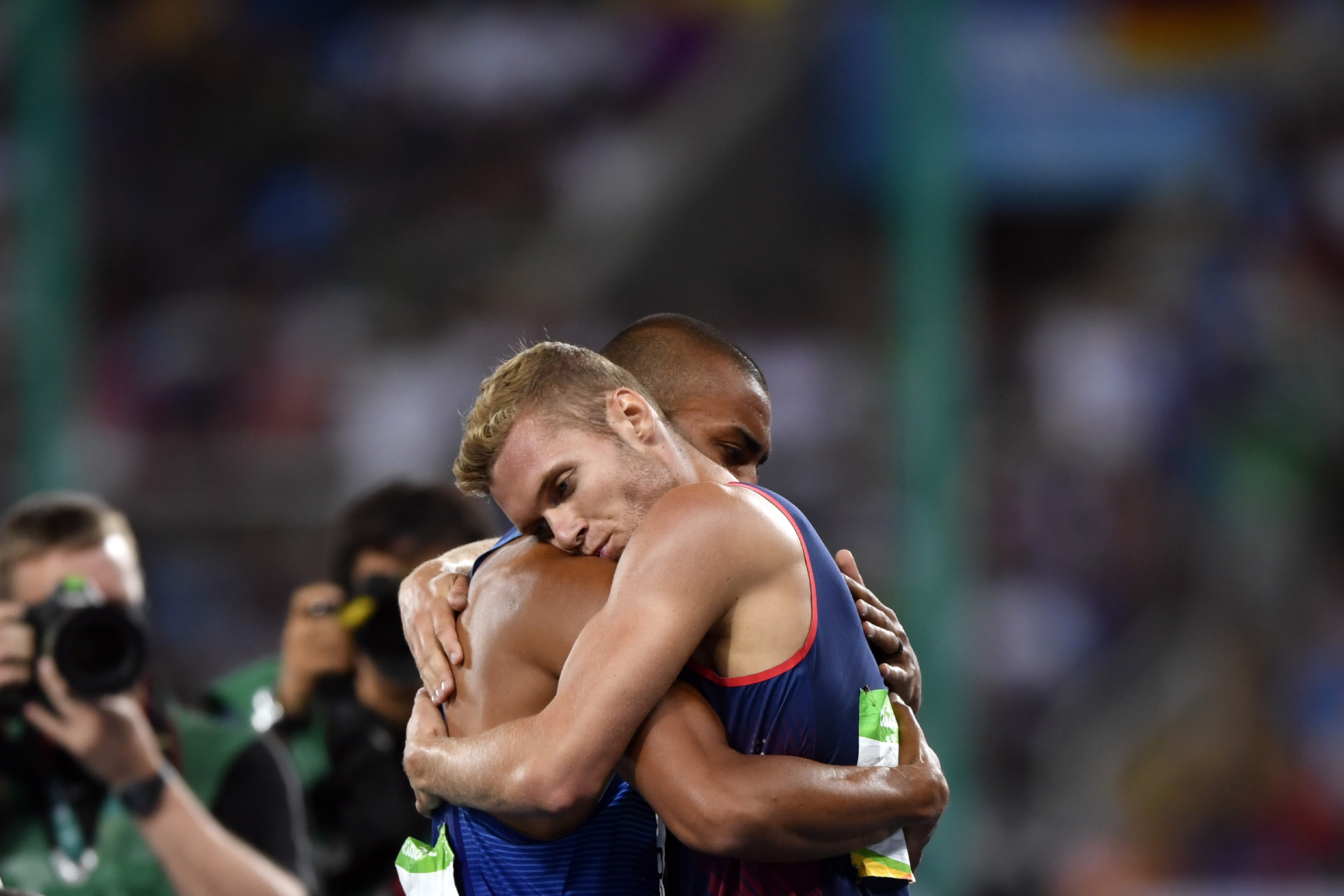 Ashton Eaton enlace Kevin Mayer après le décathlon des Jeux de Rio 2016