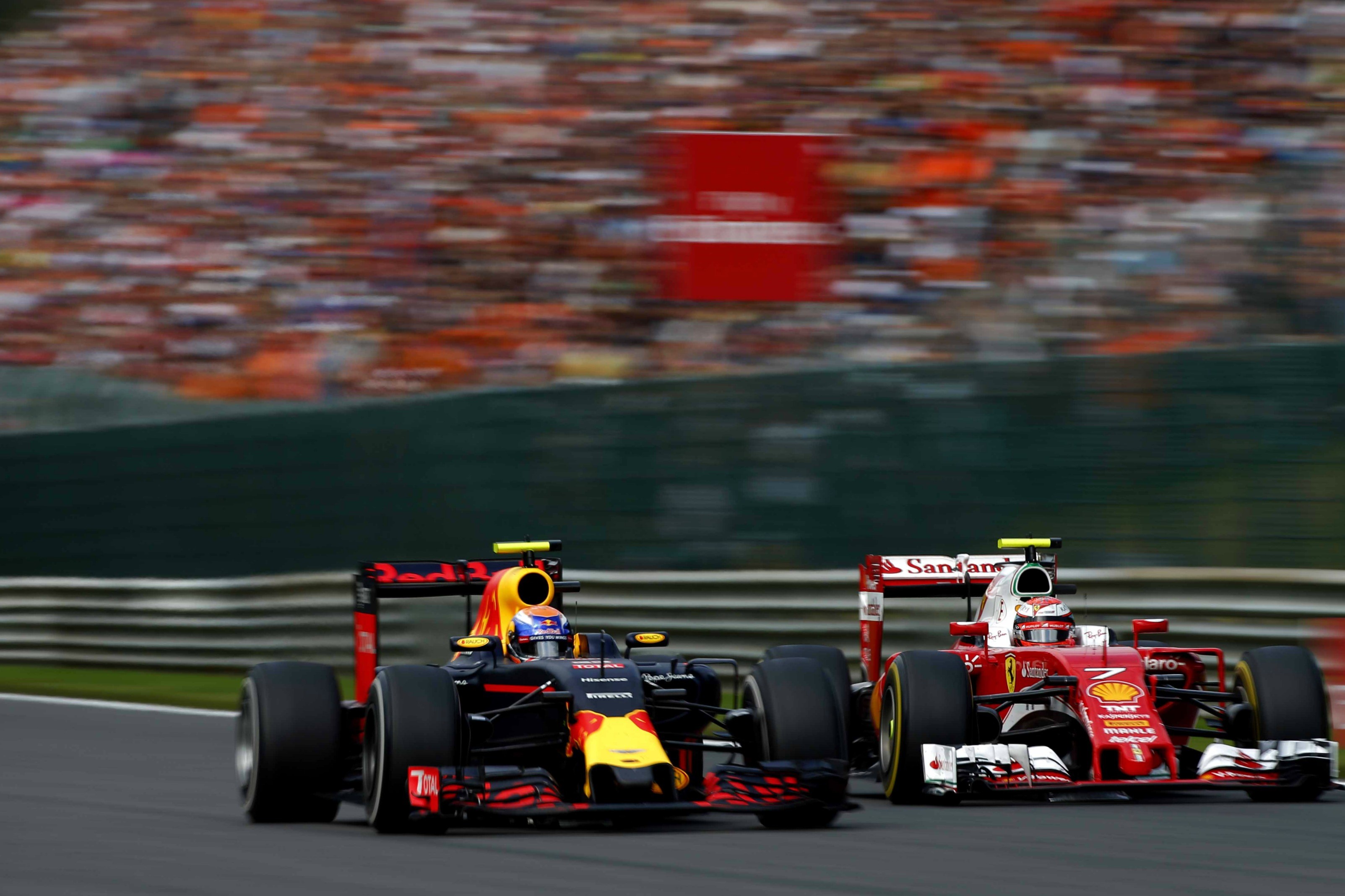 Max Verstappen (Red Bull) et Kimi Räikkönen (Ferrari) au Grand Prix de Belgique 2016