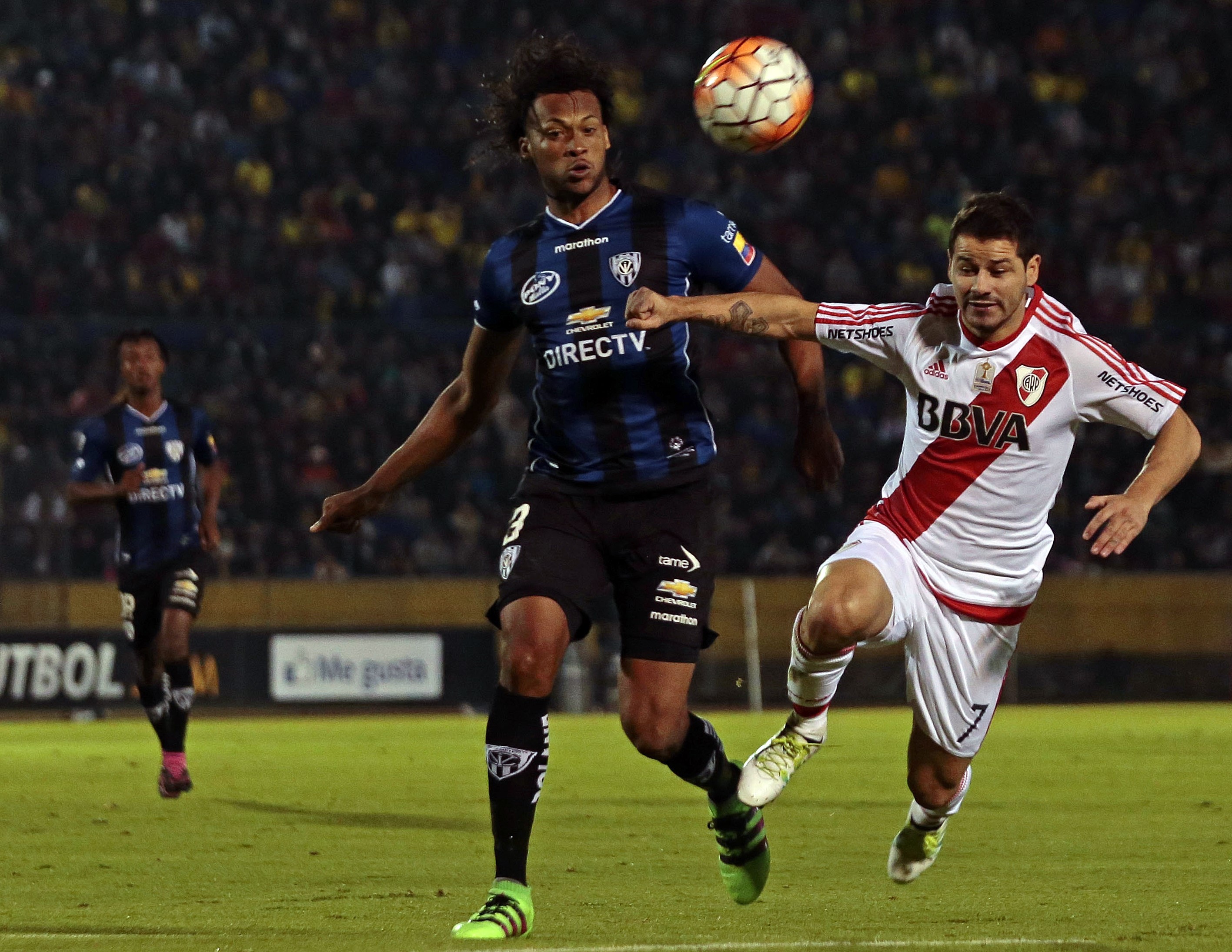 Arturo Mina (Independiente del Valle) et Rodrigo Mora (River Plate) en Copa Libertadores 2016