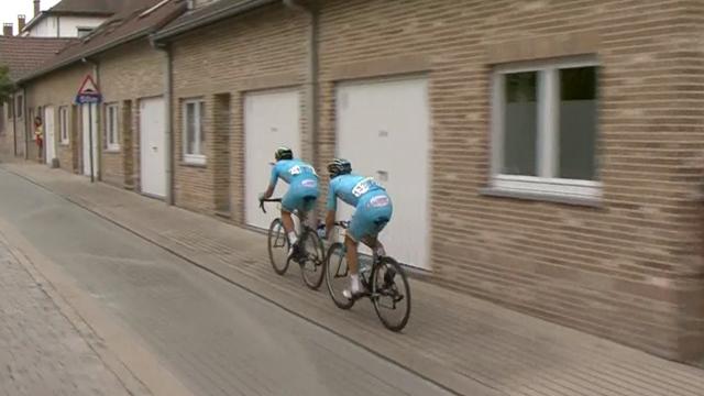 Eneco Tour: Dos ciclistas se la jugaron rodando por la acera Eneco Tour: Dos ciclistas se la jugaron rodando por la acera