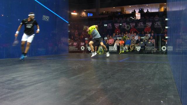 Genialer Squash-Tweener: Halbvolley durch die Beine zum Punkt Genialer Squash-Tweener: Halbvolley durch die Beine zum Punkt