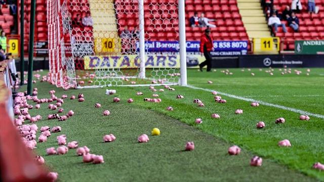 Piovono maiali in campo: sospesa partita tra Charlton e Coventry