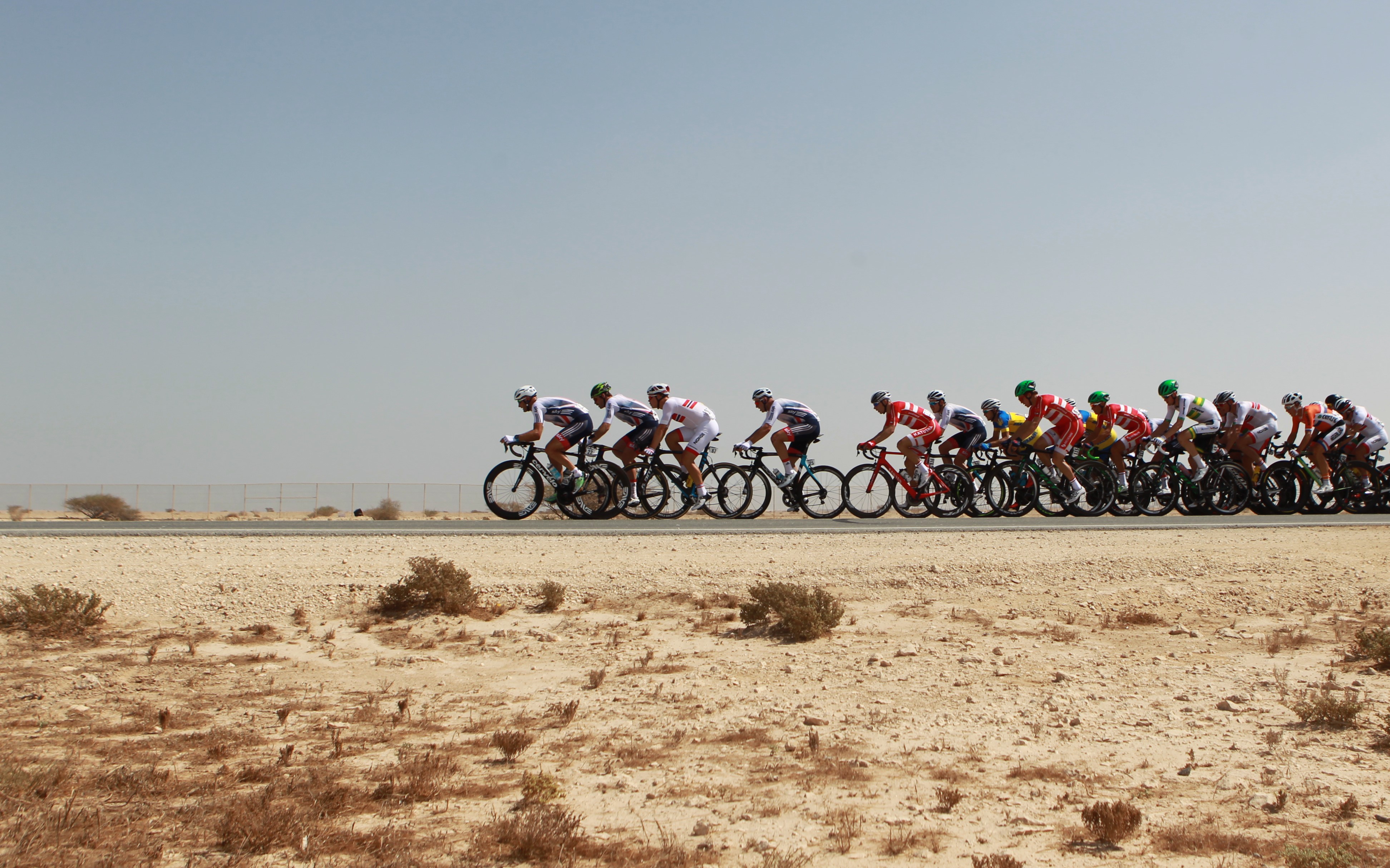 Le peloton sur le parcours des championnats du monde à Doha