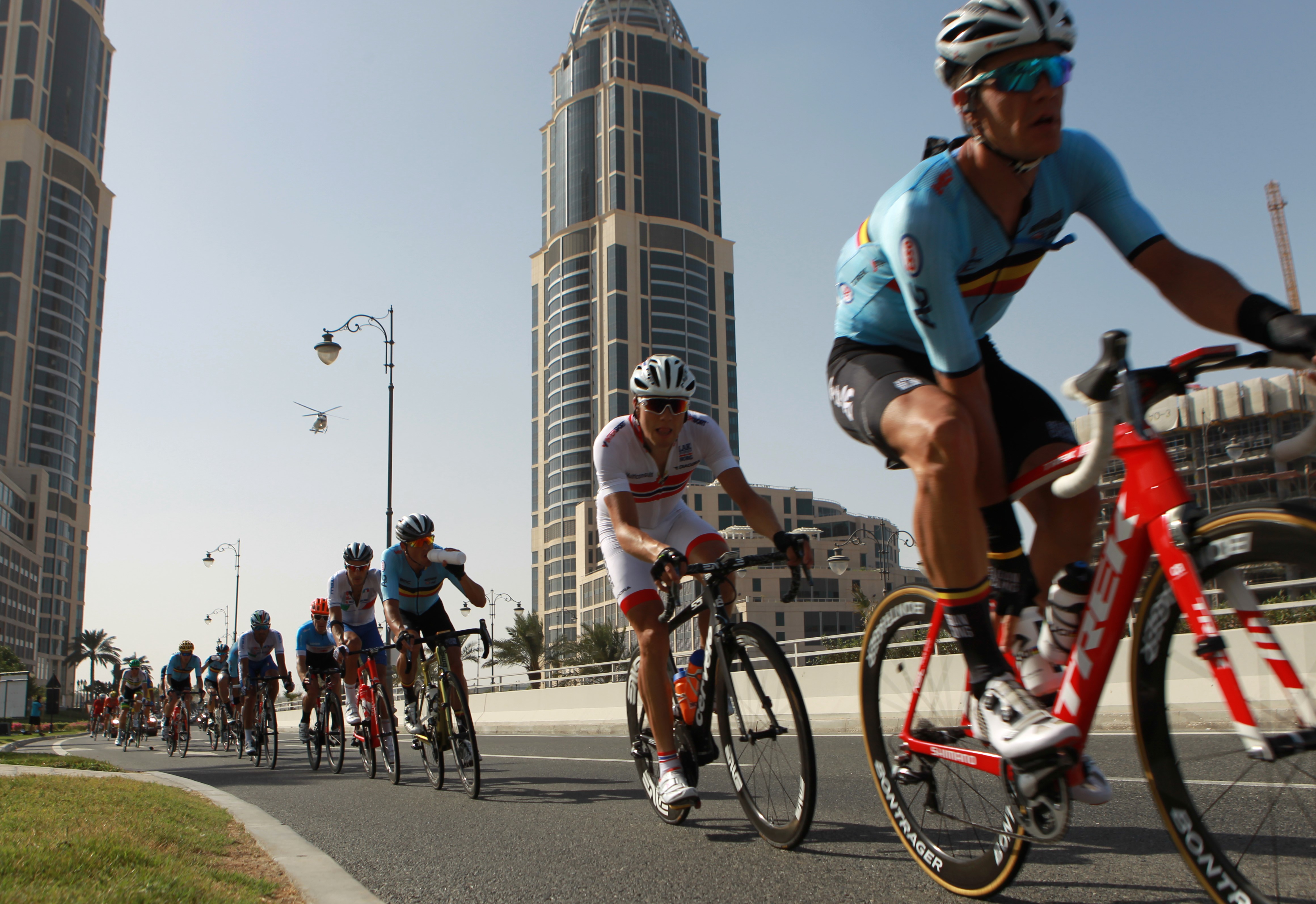 Le groupe de tête sur le parcours final des Mondiaux à Doha