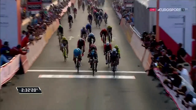 Der Sprint um den Sieg auf der 2. Etappe der "Abu Dhabi Tour" Der Sprint um den Sieg auf der 2. Etappe der "Abu Dhabi Tour"