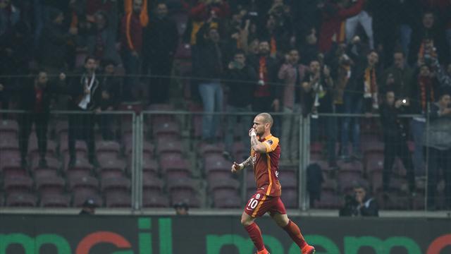 La magia natalizia di Sneijder: pallonetto delizioso che non lascia scampo al portiere