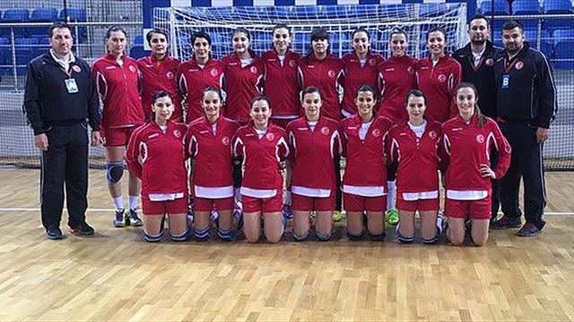 Kadın hentbolcular playoff biletini kaptı